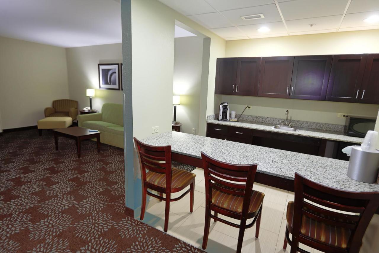 Deluxe Queen Suite - Disability Access at Holiday Inn Express & Suites Pittsburgh West - Greentree by IHG