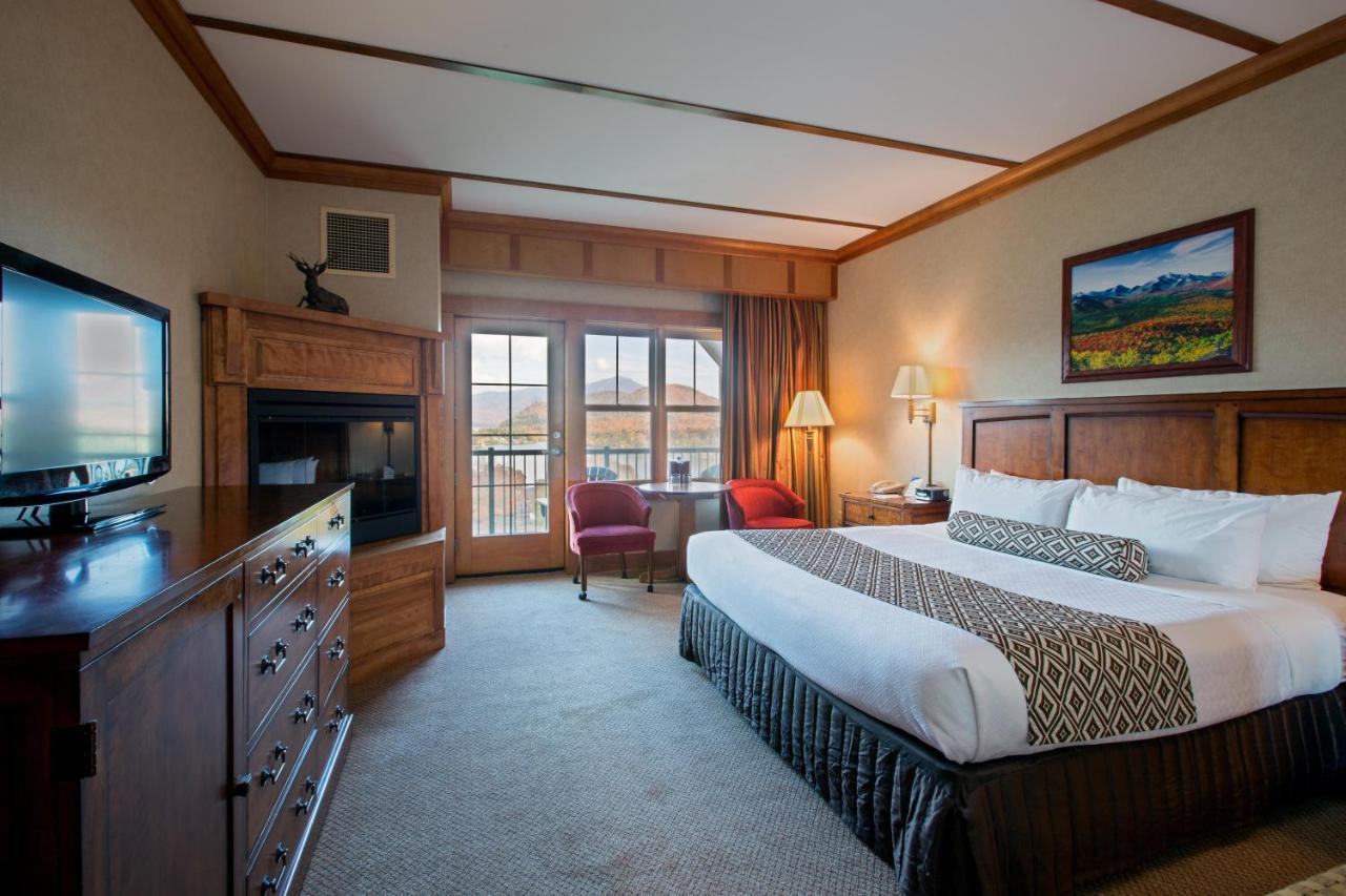 Deluxe King Room with Lake View at Grandview Lake Placid