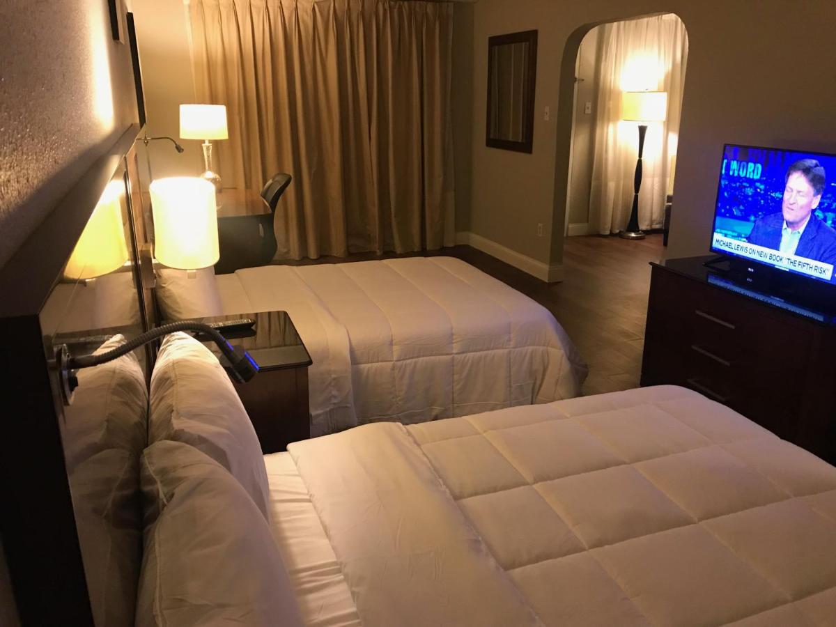 Deluxe Suite at Stratus Suites - Boutique Hotel
