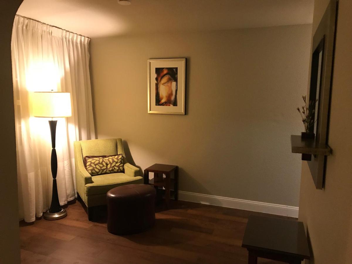 Deluxe Suite at Stratus Suites - Boutique Hotel