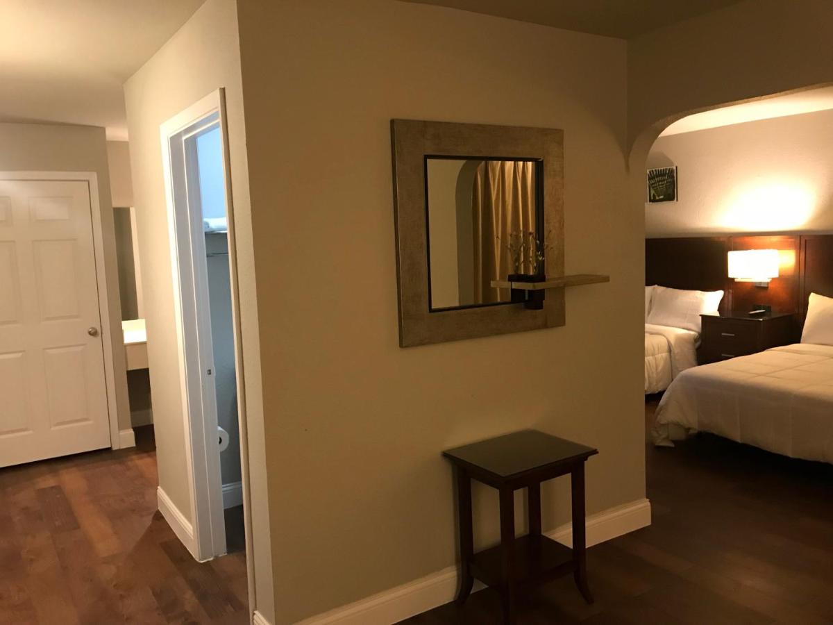 Deluxe Suite at Stratus Suites - Boutique Hotel