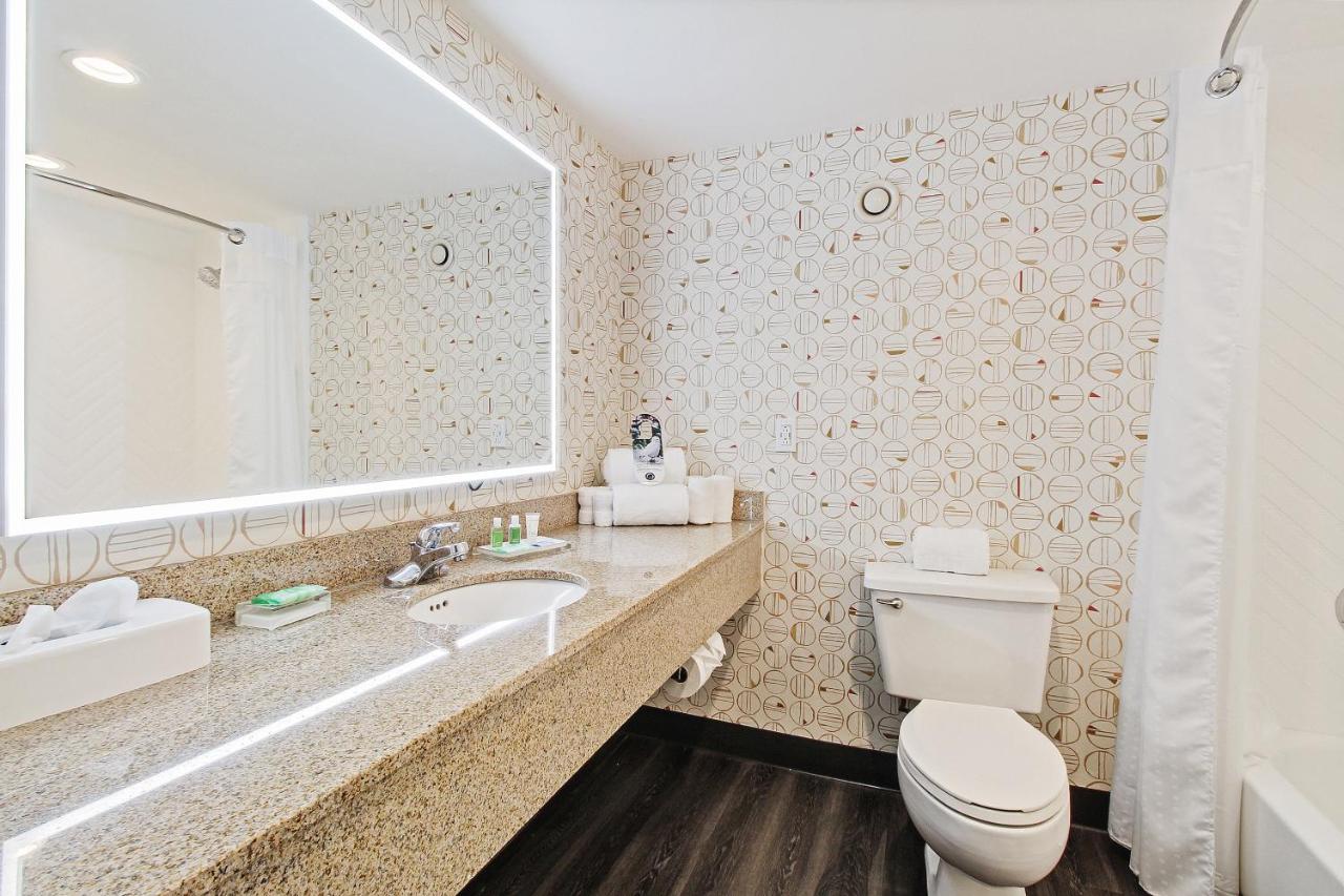 Presidential Murphy Suite - Non Smoking at Holiday Inn Chicago Nw Crystal Lk Conv Ctr, an IHG Hotel