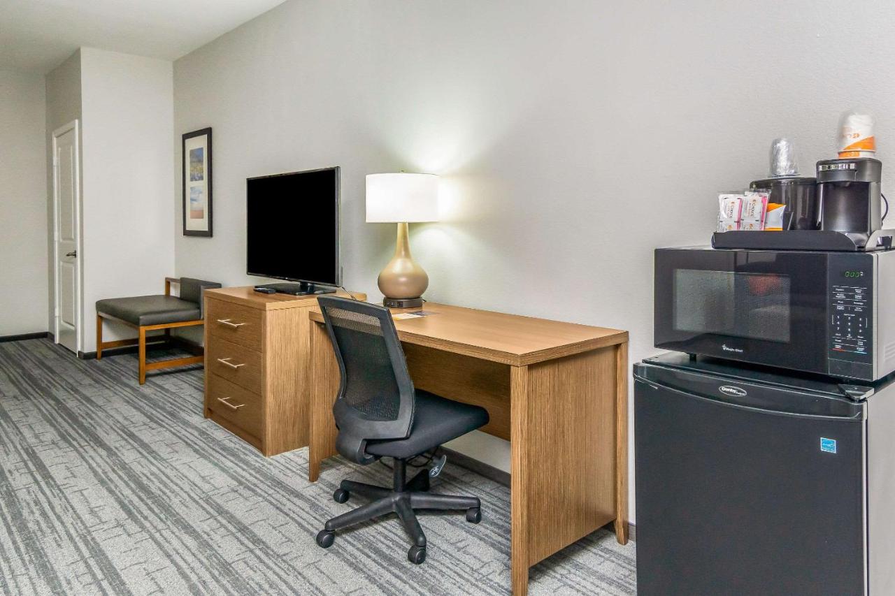King Suite - Accessible/Non-Smoking at Comfort Suites DeSoto Dallas South