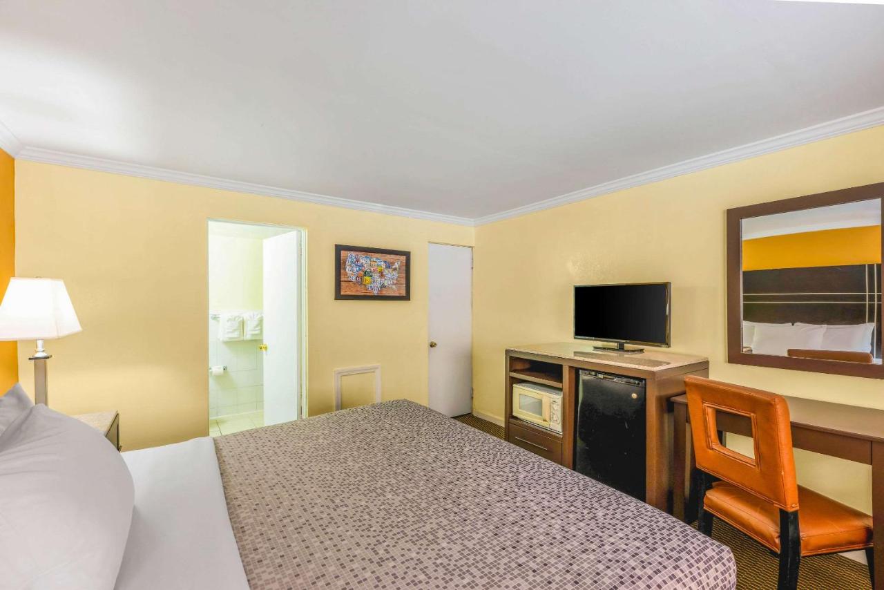 King Room - Smoking at AC Lodge by Beach and Boardwalk
