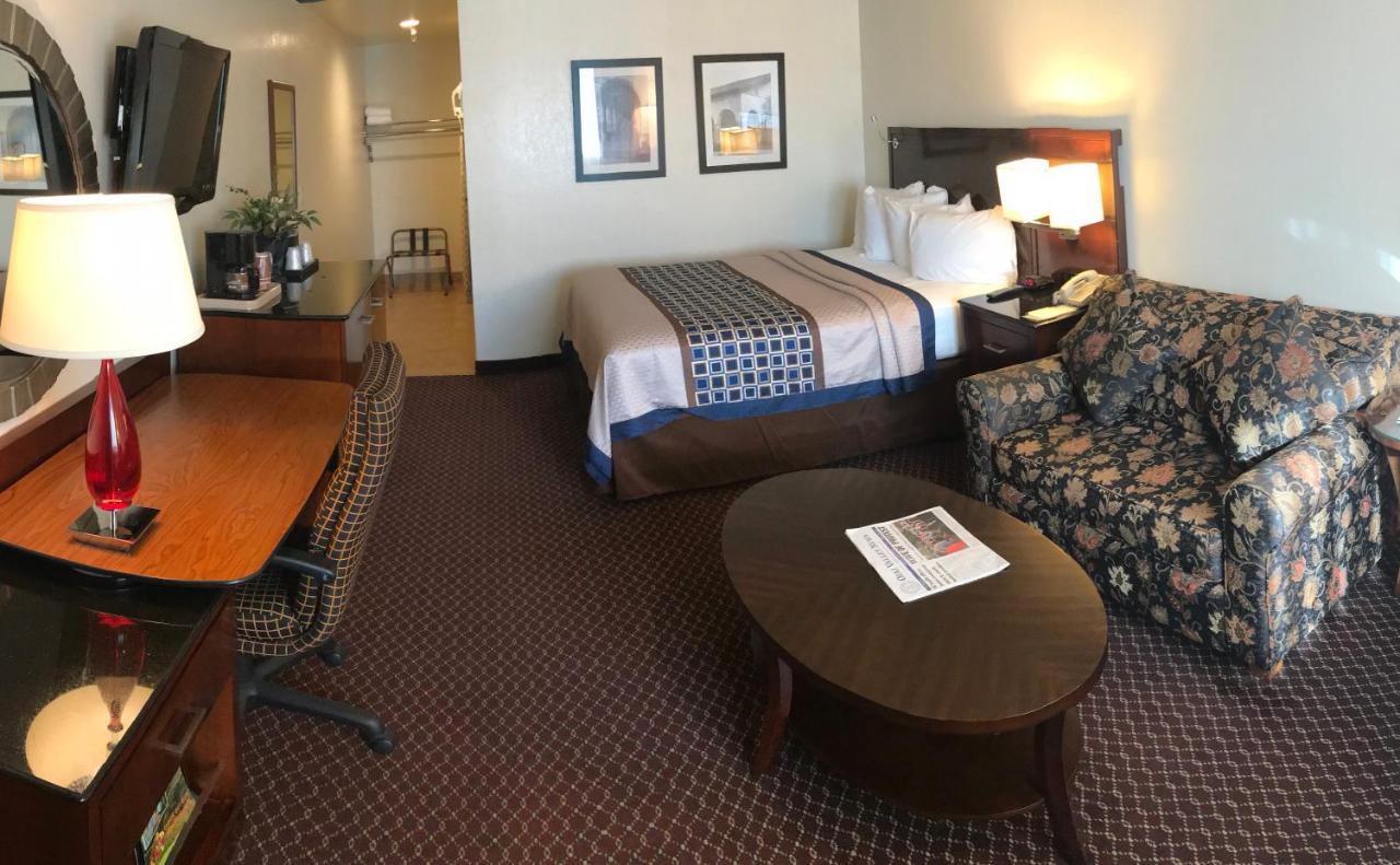Queen Room at Oakridge Inn