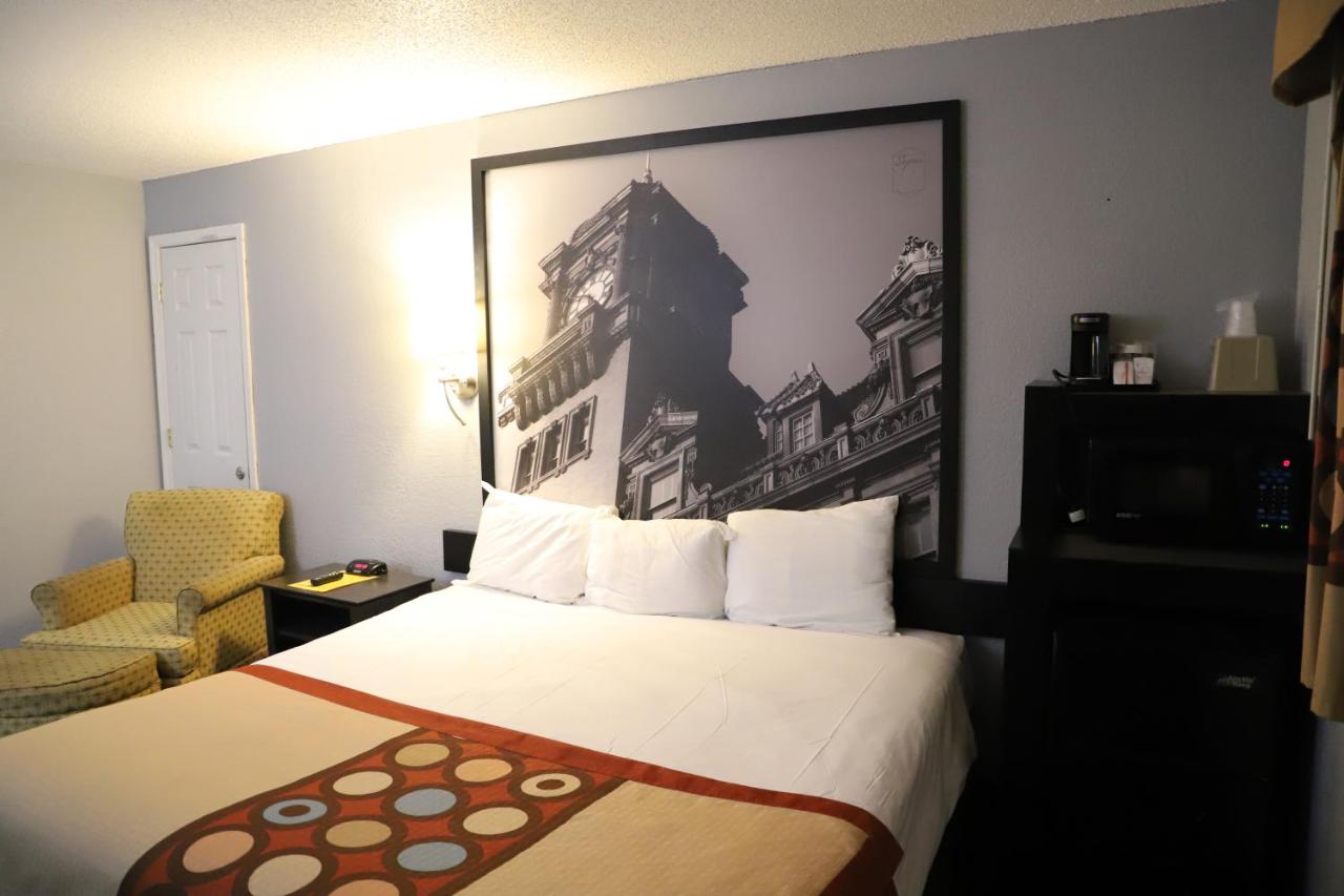 King Room - Non-Smoking at Super 8 by Wyndham Richmond Airport VA