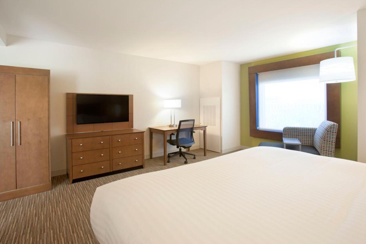 Deluxe King Room - Hearing Accessible at Holiday Inn Express & Suites Austin Downtown - University by IHG