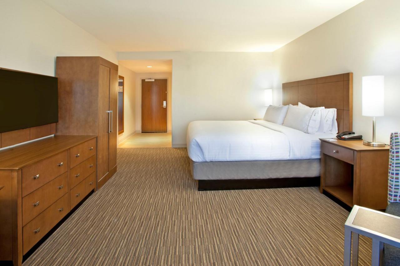 Deluxe King Room - Hearing Accessible at Holiday Inn Express & Suites Austin Downtown - University by IHG