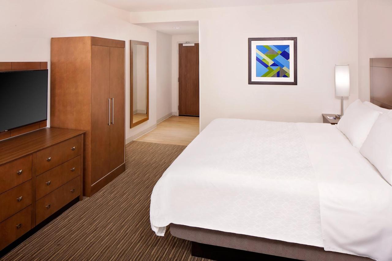 Deluxe King Room - Hearing Accessible at Holiday Inn Express & Suites Austin Downtown - University by IHG