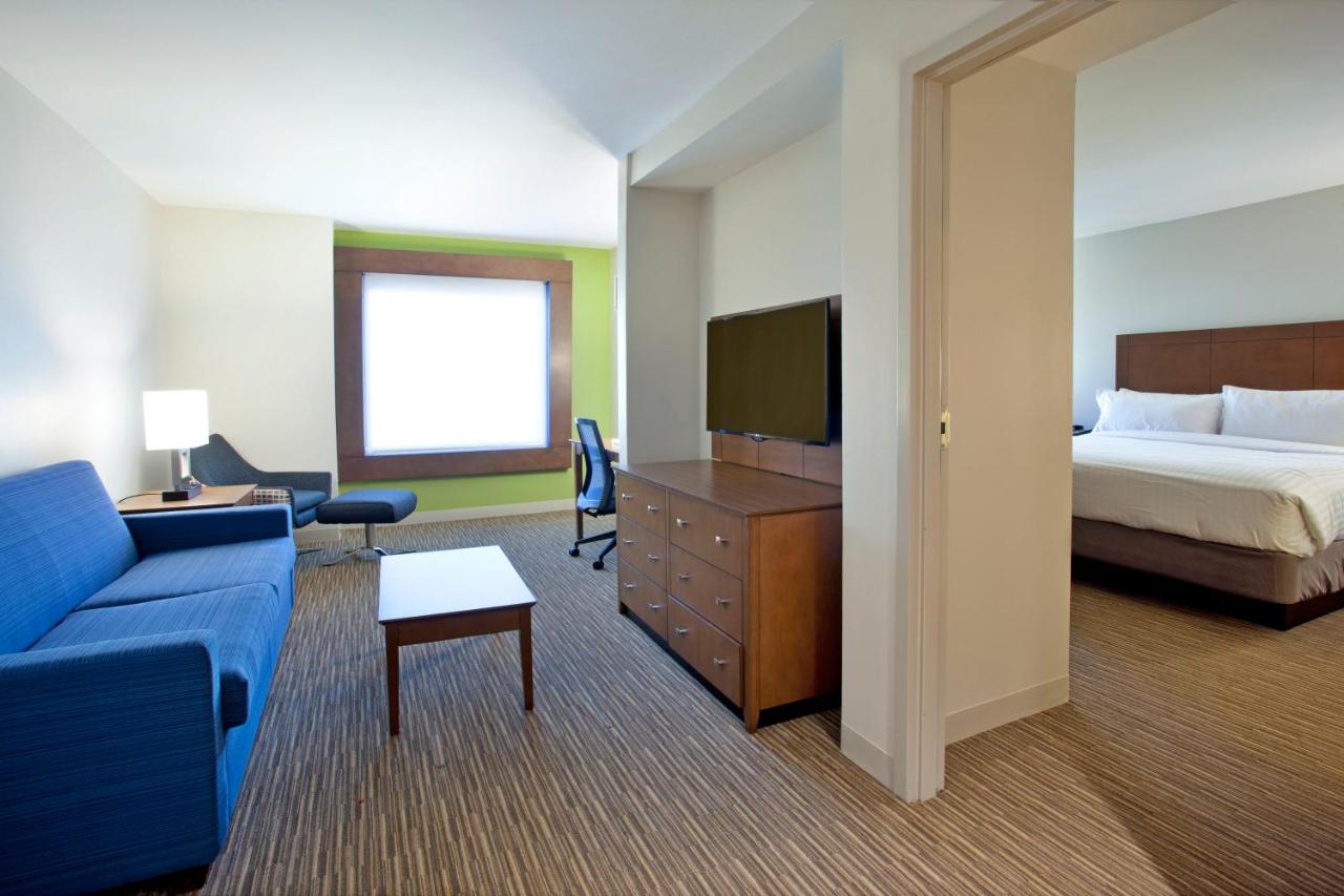 Double Suite - Mobility Access Tub/Non-Smoking at Holiday Inn Express & Suites Austin Downtown - University by IHG