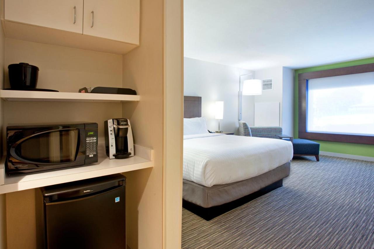 Deluxe King Room - Hearing Accessible at Holiday Inn Express & Suites Austin Downtown - University by IHG
