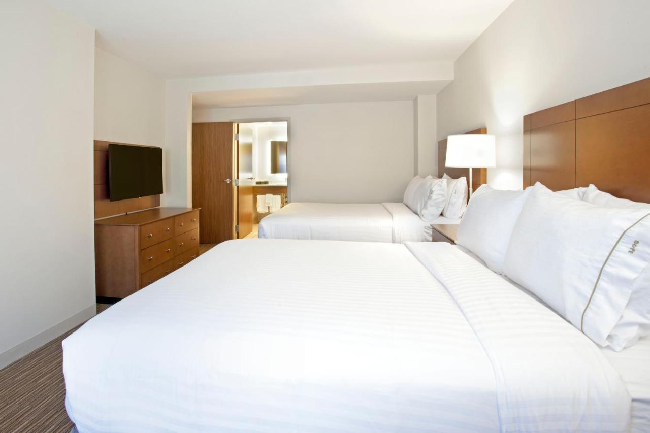Double Suite - Mobility Access Tub/Non-Smoking at Holiday Inn Express & Suites Austin Downtown - University by IHG