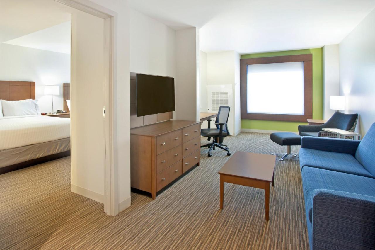Suite - Mobility Access Roll in Shower/Non-Smoking at Holiday Inn Express & Suites Austin Downtown - University by IHG