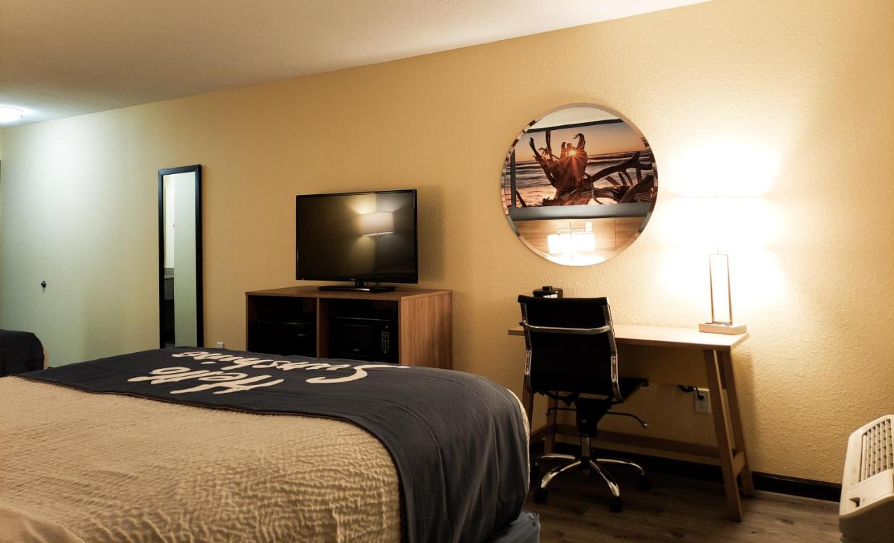 Queen Room with Two Queen Beds - Non-Smoking at Days Inn & Suites by Wyndham Merrillville