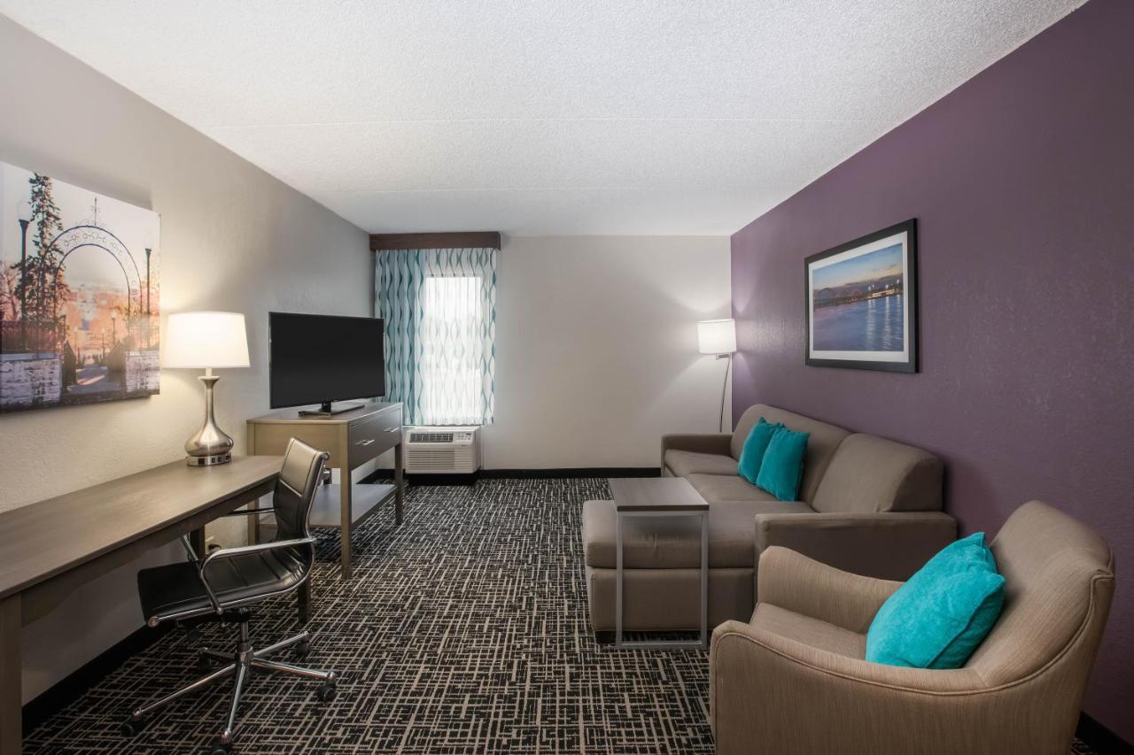 Deluxe Queen Suite at La Quinta Inn by Wyndham Davenport & Conference Center