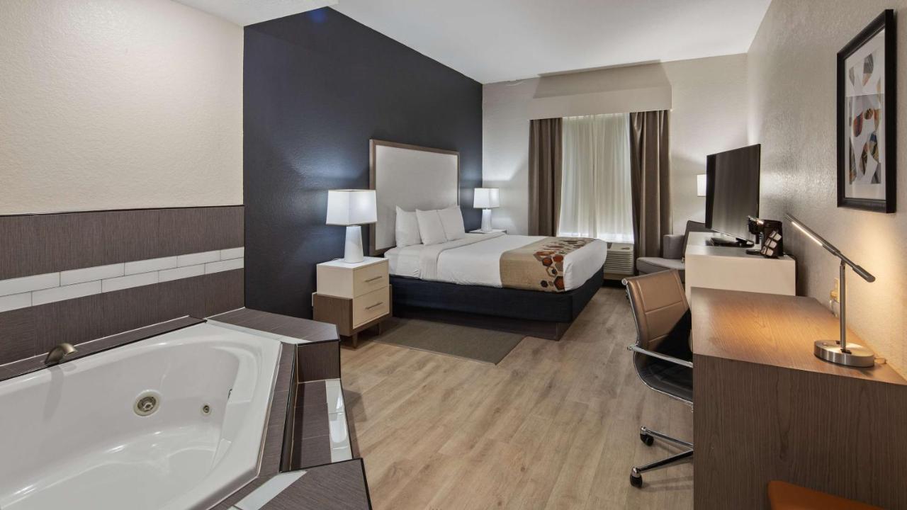 Jacuzzi King Suite - Non Smoking at Best Western Heritage Inn & Suites