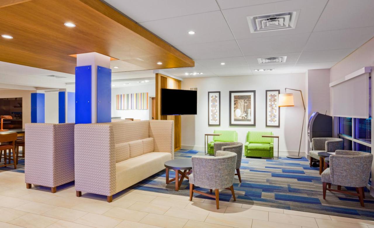 | Holiday Inn Express and Suites Des Moines Downtown, an IHG Hotel