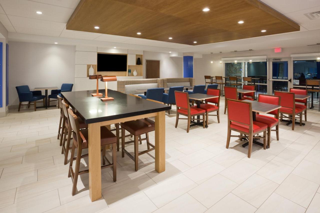 | Holiday Inn Express and Suites Des Moines Downtown, an IHG Hotel