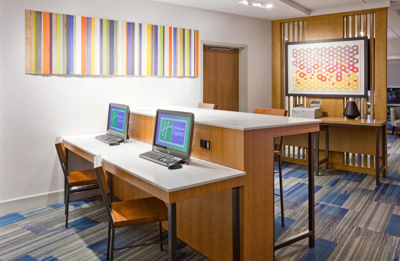 | Holiday Inn Express and Suites Des Moines Downtown, an IHG Hotel