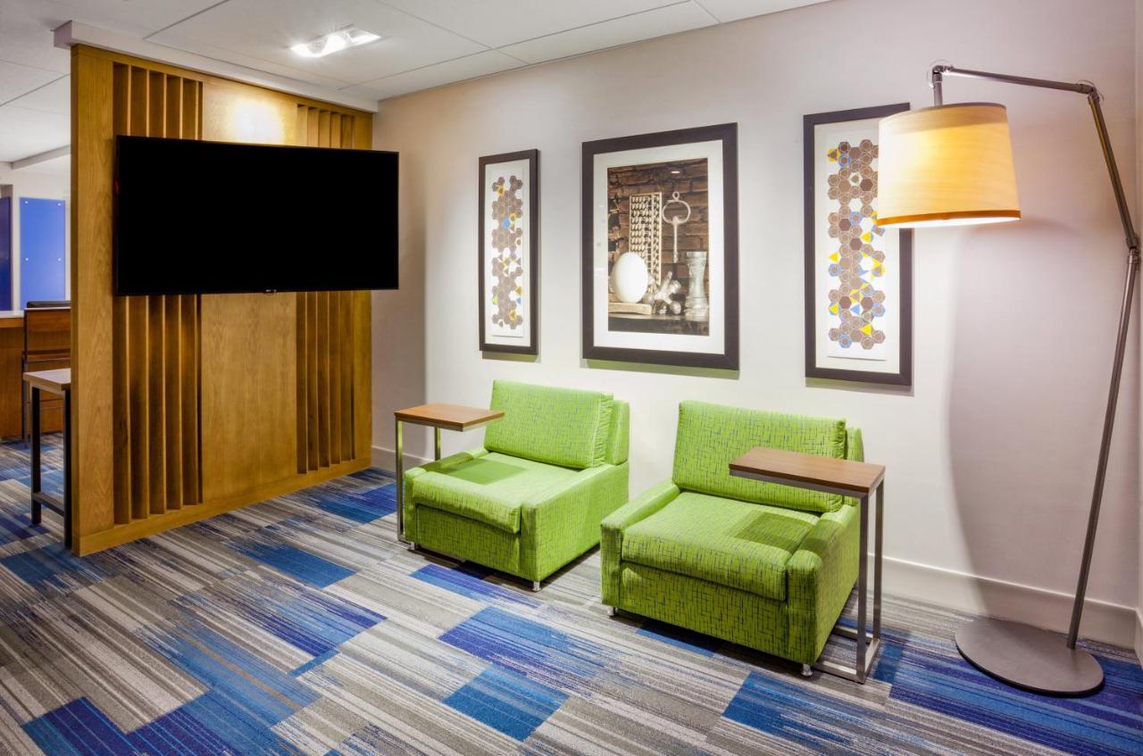 | Holiday Inn Express and Suites Des Moines Downtown, an IHG Hotel