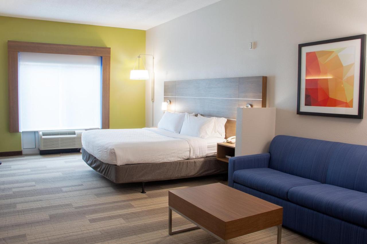 Executive King Suite at Holiday Inn Express & Suites Lexington Dtwn Area-Keenland by IHG