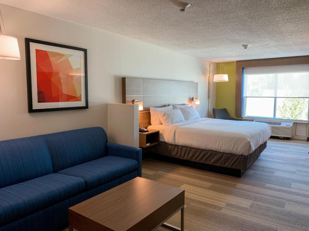 Executive King Suite at Holiday Inn Express & Suites Lexington Dtwn Area-Keenland by IHG