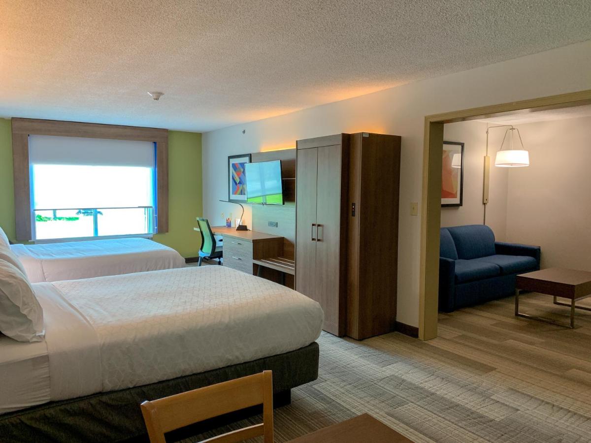 Executive Queen Suite at Holiday Inn Express & Suites Lexington Dtwn Area-Keenland by IHG