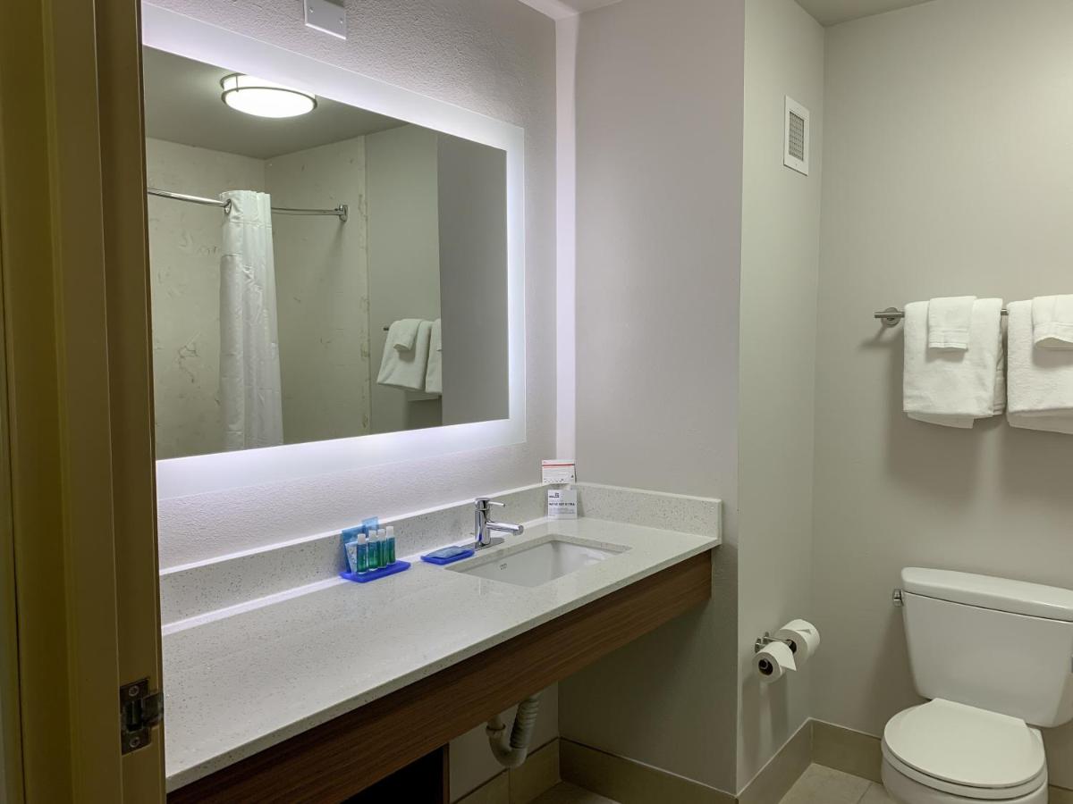 King Room at Holiday Inn Express & Suites Lexington Dtwn Area-Keenland by IHG