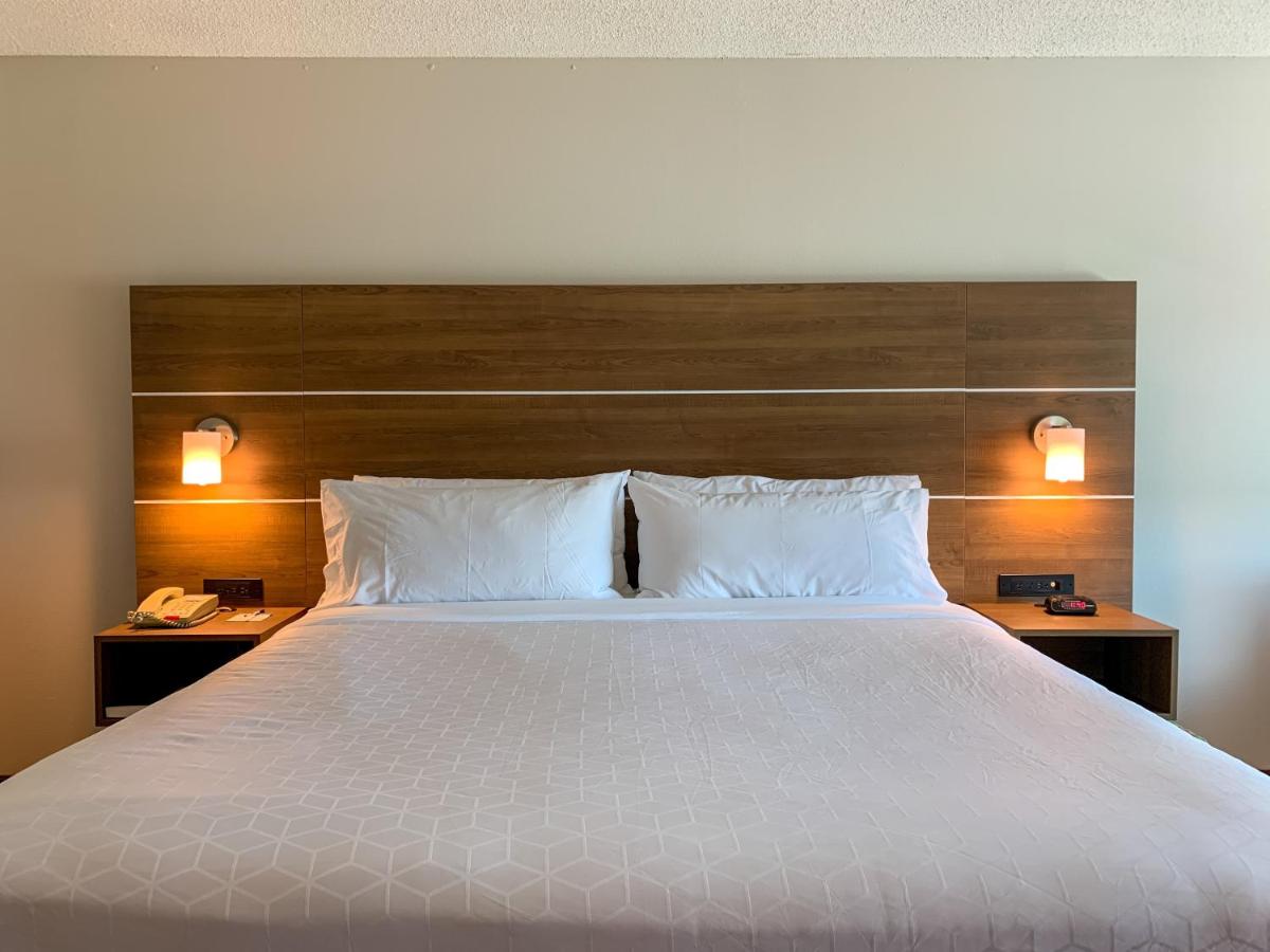 Executive King Suite at Holiday Inn Express & Suites Lexington Dtwn Area-Keenland by IHG