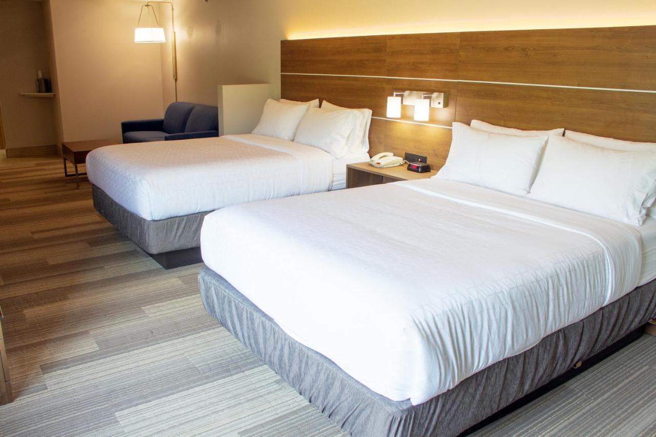 Queen Suite at Holiday Inn Express & Suites Lexington Dtwn Area-Keenland by IHG