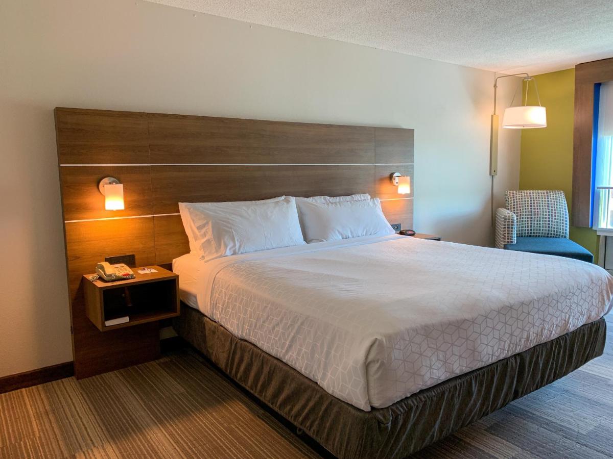 King Room - Mobility Access Tub/Non-Smoking at Holiday Inn Express & Suites Lexington Dtwn Area-Keenland by IHG