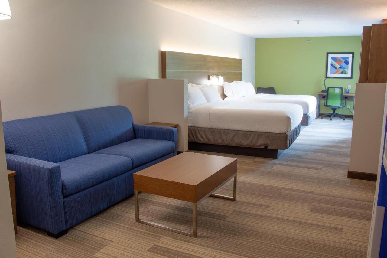 Queen Suite at Holiday Inn Express & Suites Lexington Dtwn Area-Keenland by IHG