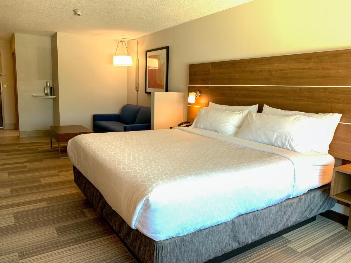 Executive King Suite at Holiday Inn Express & Suites Lexington Dtwn Area-Keenland by IHG
