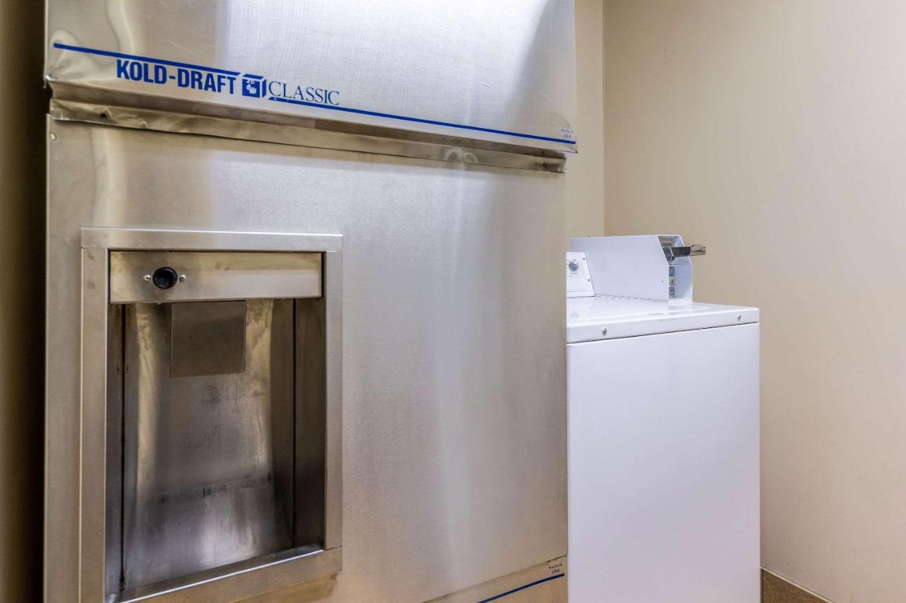 | Econo Lodge Inn & Suites Evansville