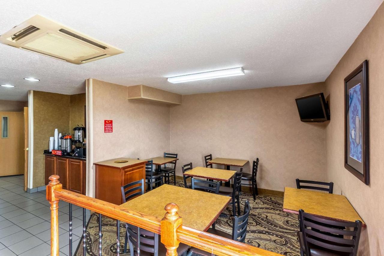 | Econo Lodge Inn & Suites Evansville
