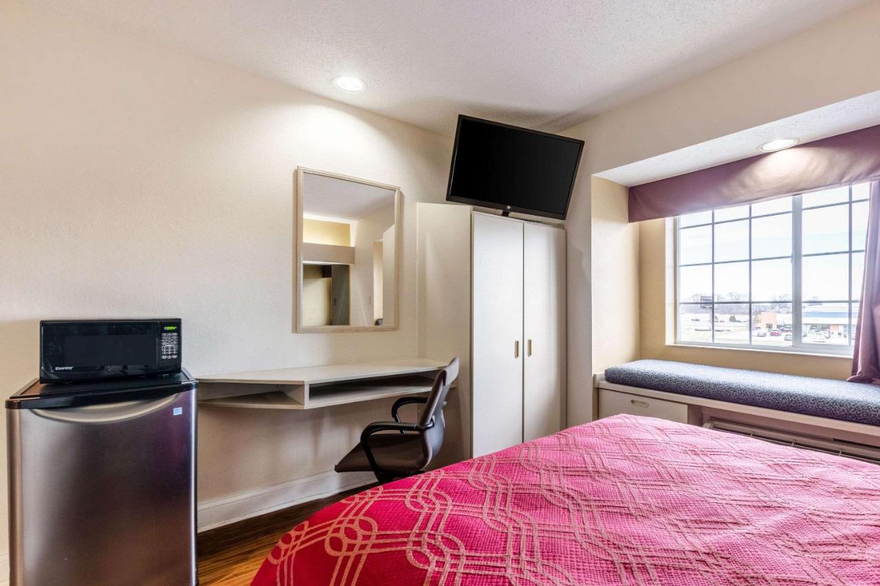 | Econo Lodge Inn & Suites Evansville
