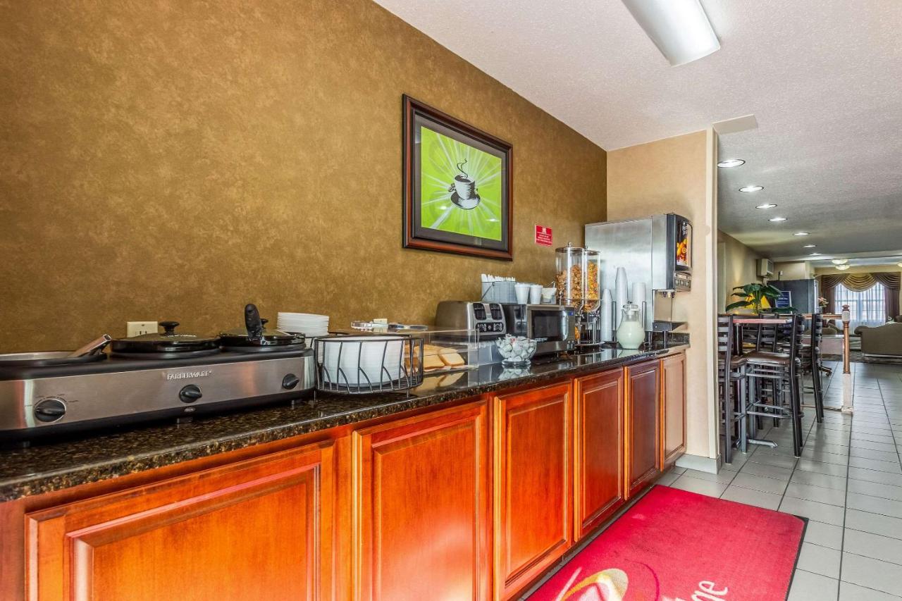 | Econo Lodge Inn & Suites Evansville