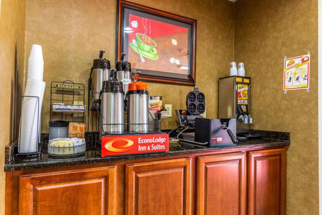  | Econo Lodge Inn & Suites Evansville
