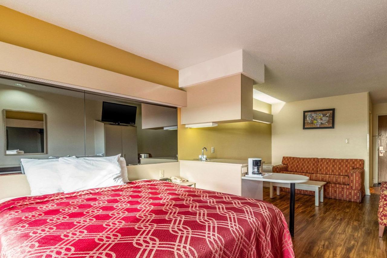 | Econo Lodge Inn & Suites Evansville