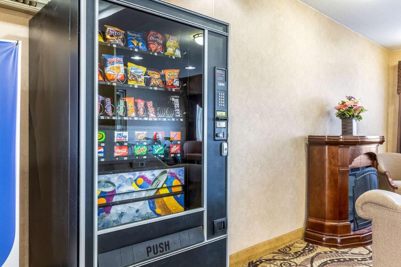 | Econo Lodge Inn & Suites Evansville