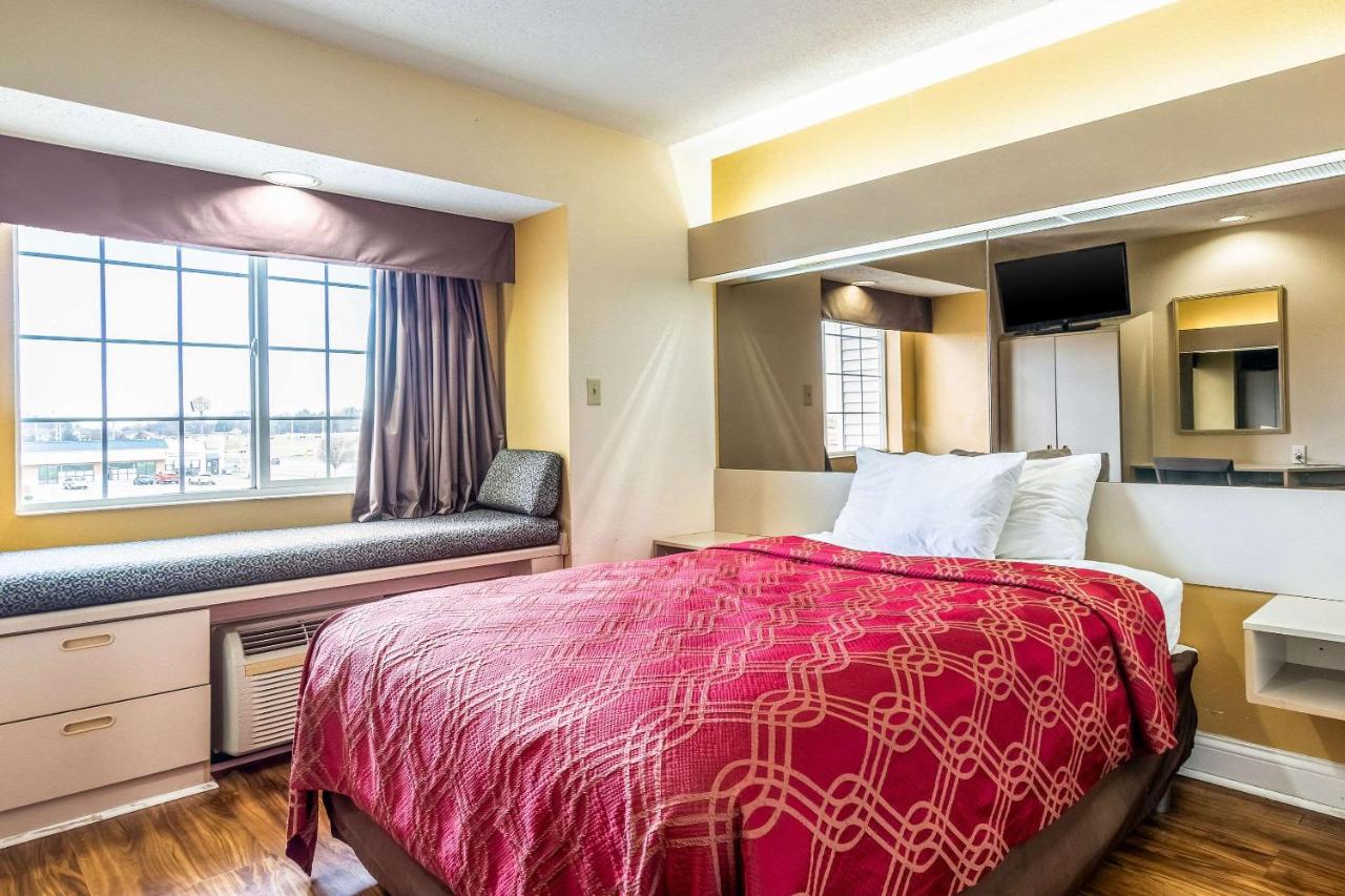 | Econo Lodge Inn & Suites Evansville