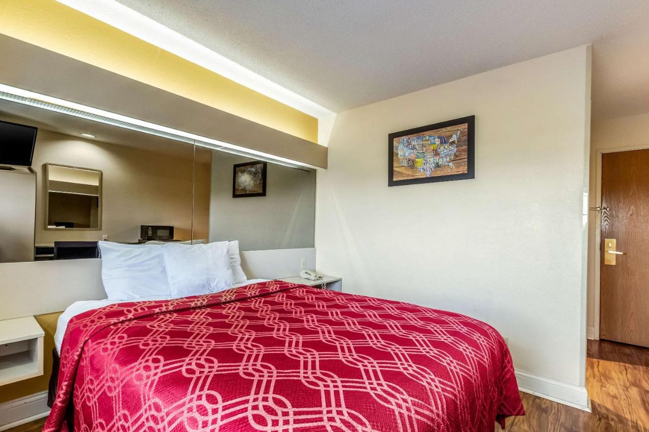 | Econo Lodge Inn & Suites Evansville