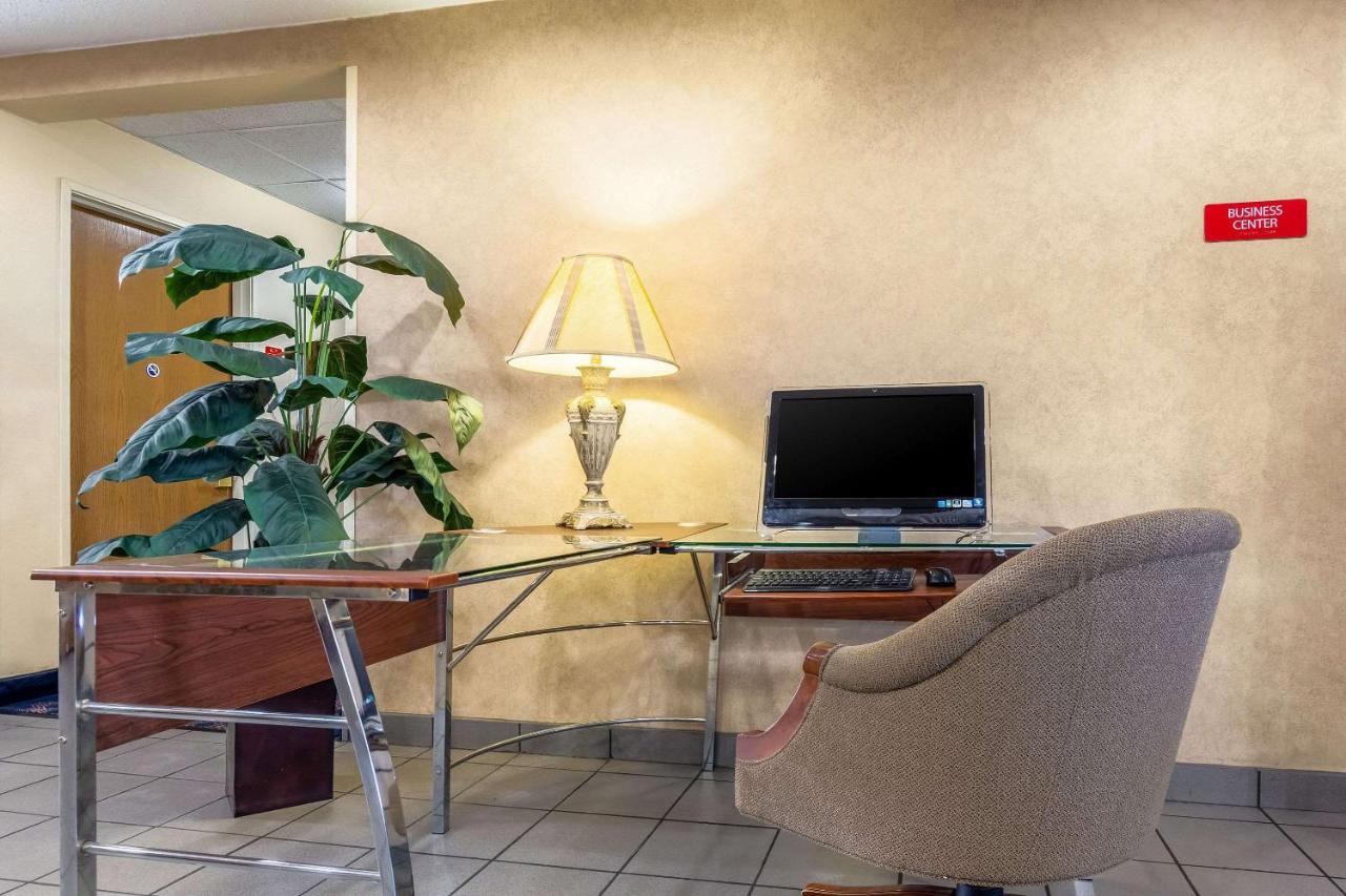 | Econo Lodge Inn & Suites Evansville
