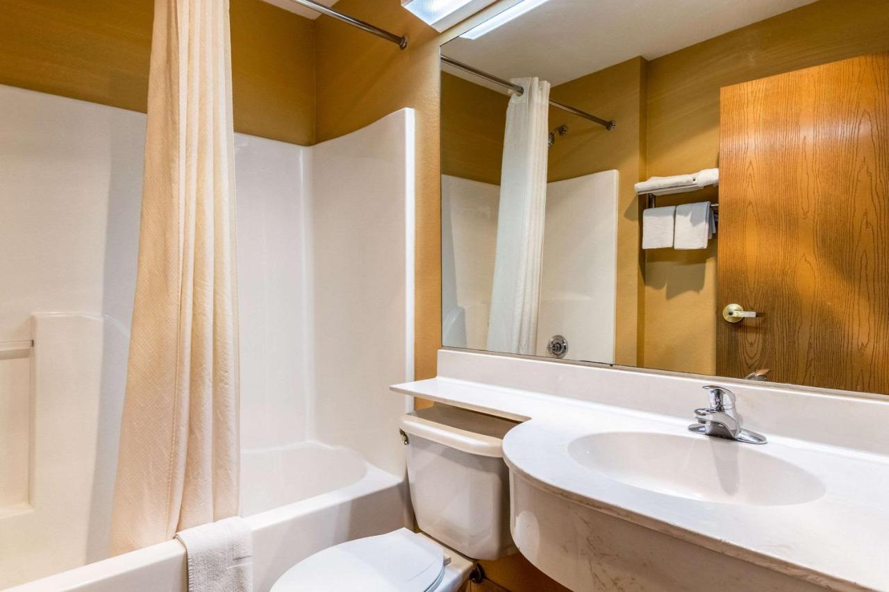 | Econo Lodge Inn & Suites Evansville
