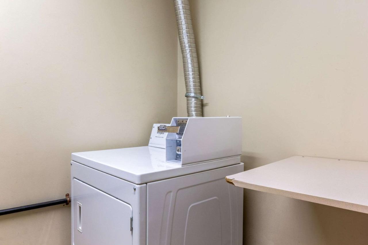 | Econo Lodge Inn & Suites Evansville