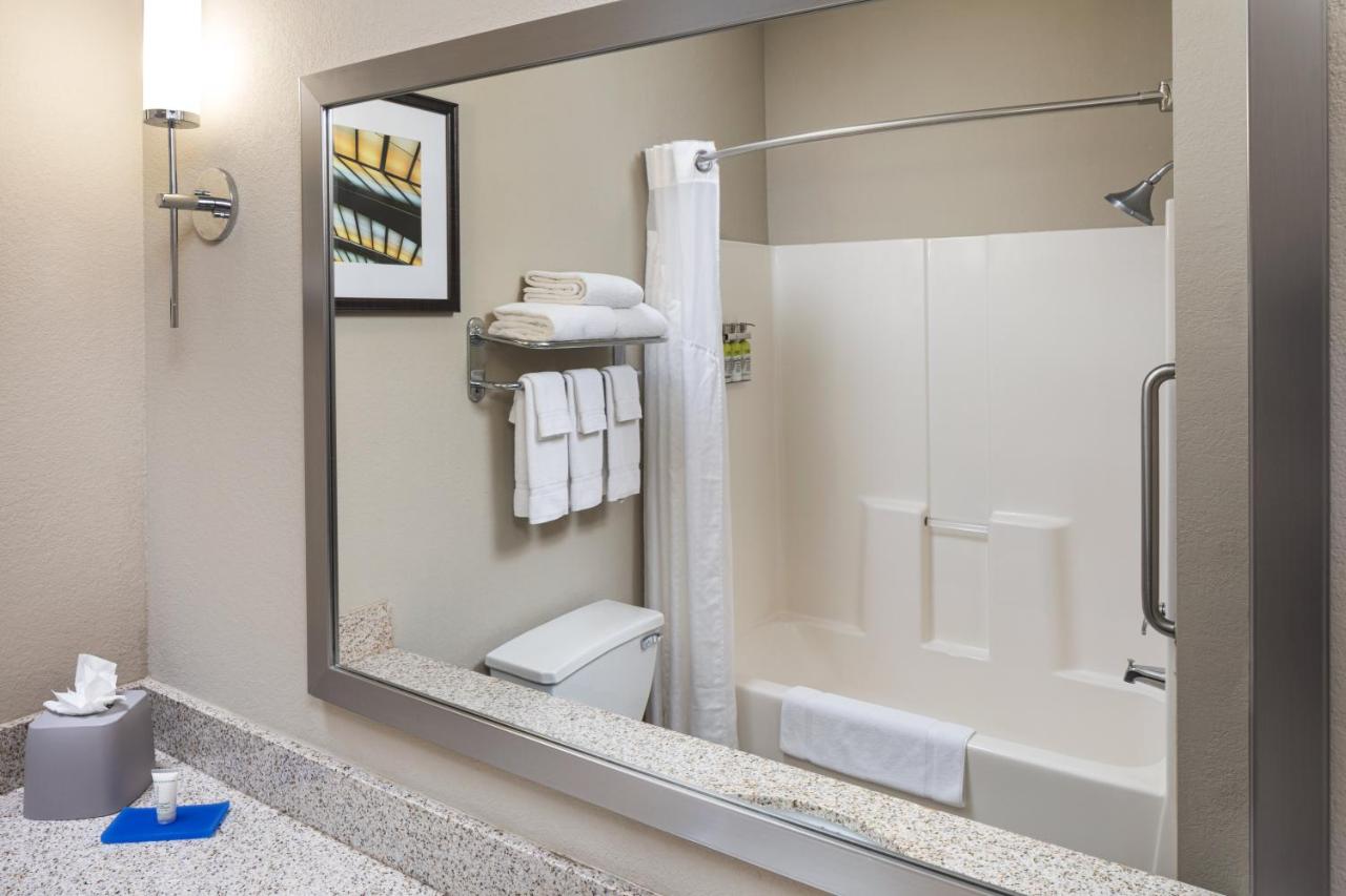 | Holiday Inn Express Hotel & Suites Minneapolis-Minnetonka