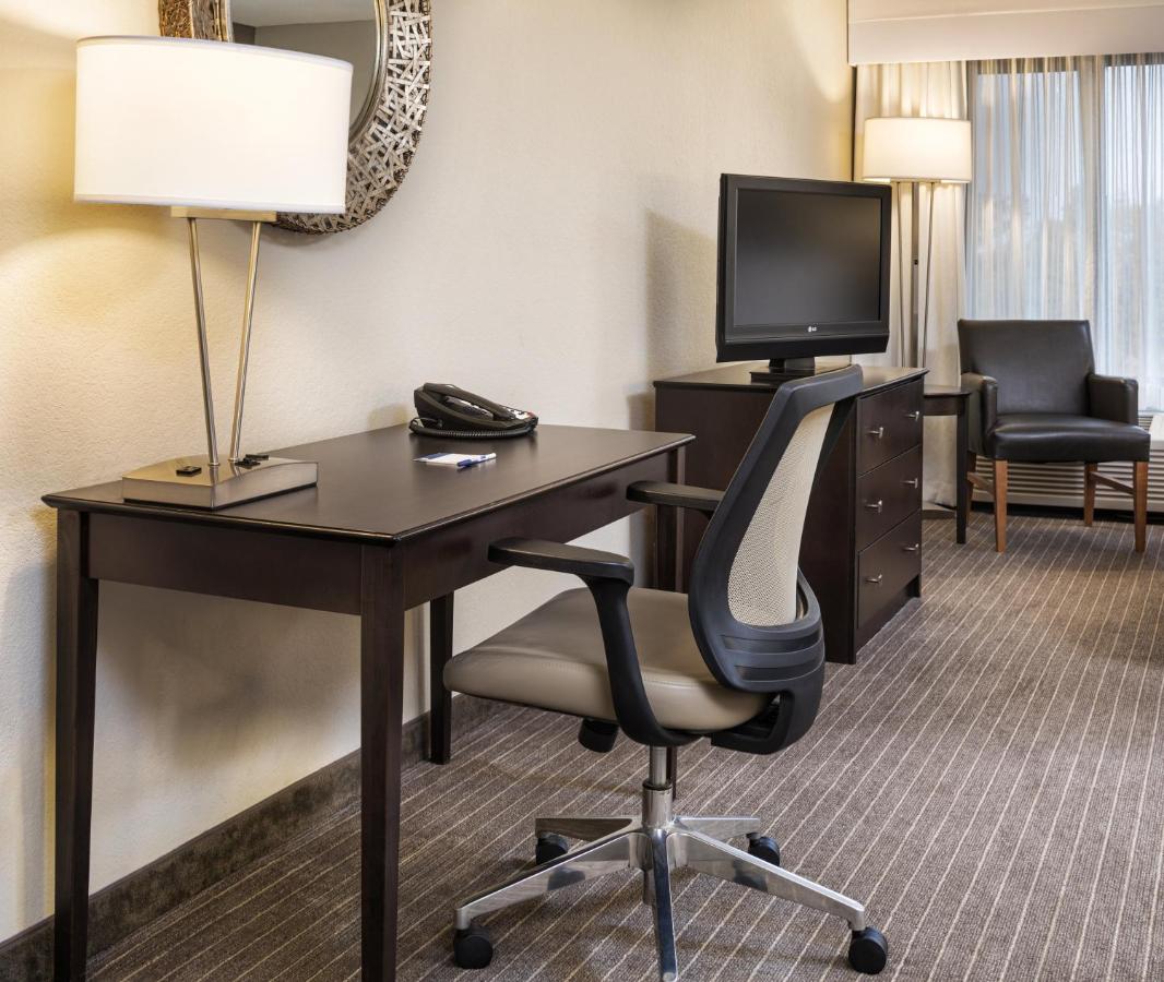 | Holiday Inn Express Hotel & Suites Minneapolis-Minnetonka