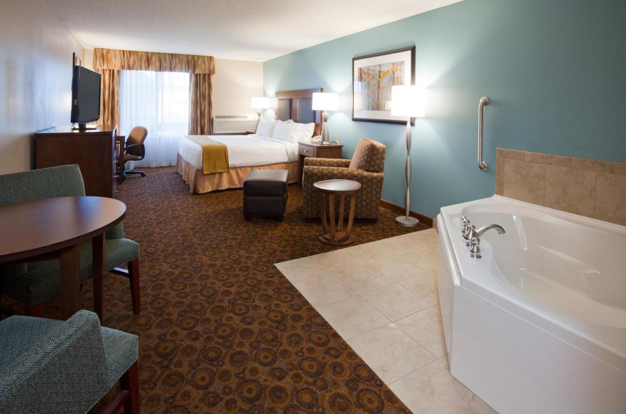 Suite with Whirlpool at Holiday Inn Express Hotel & Suites St. Cloud by IHG
