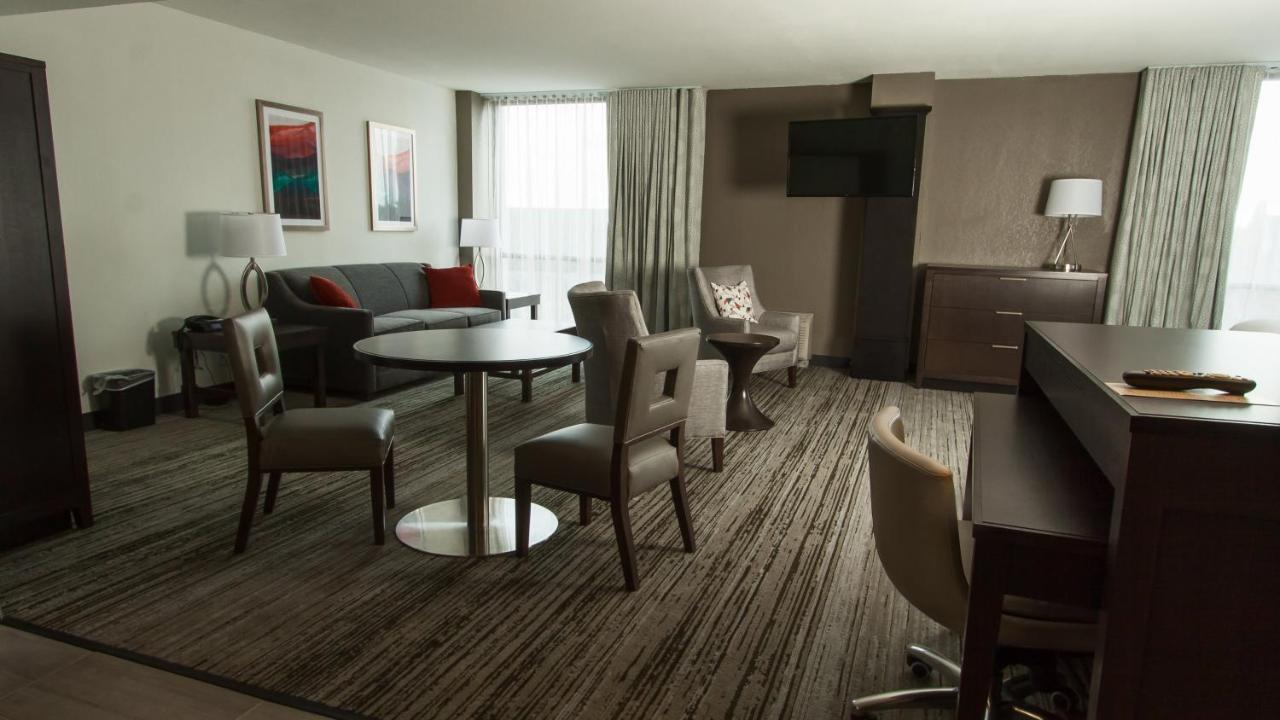 King Room - Disability Access Tub at Holiday Inn Alexandria - Downtown by IHG