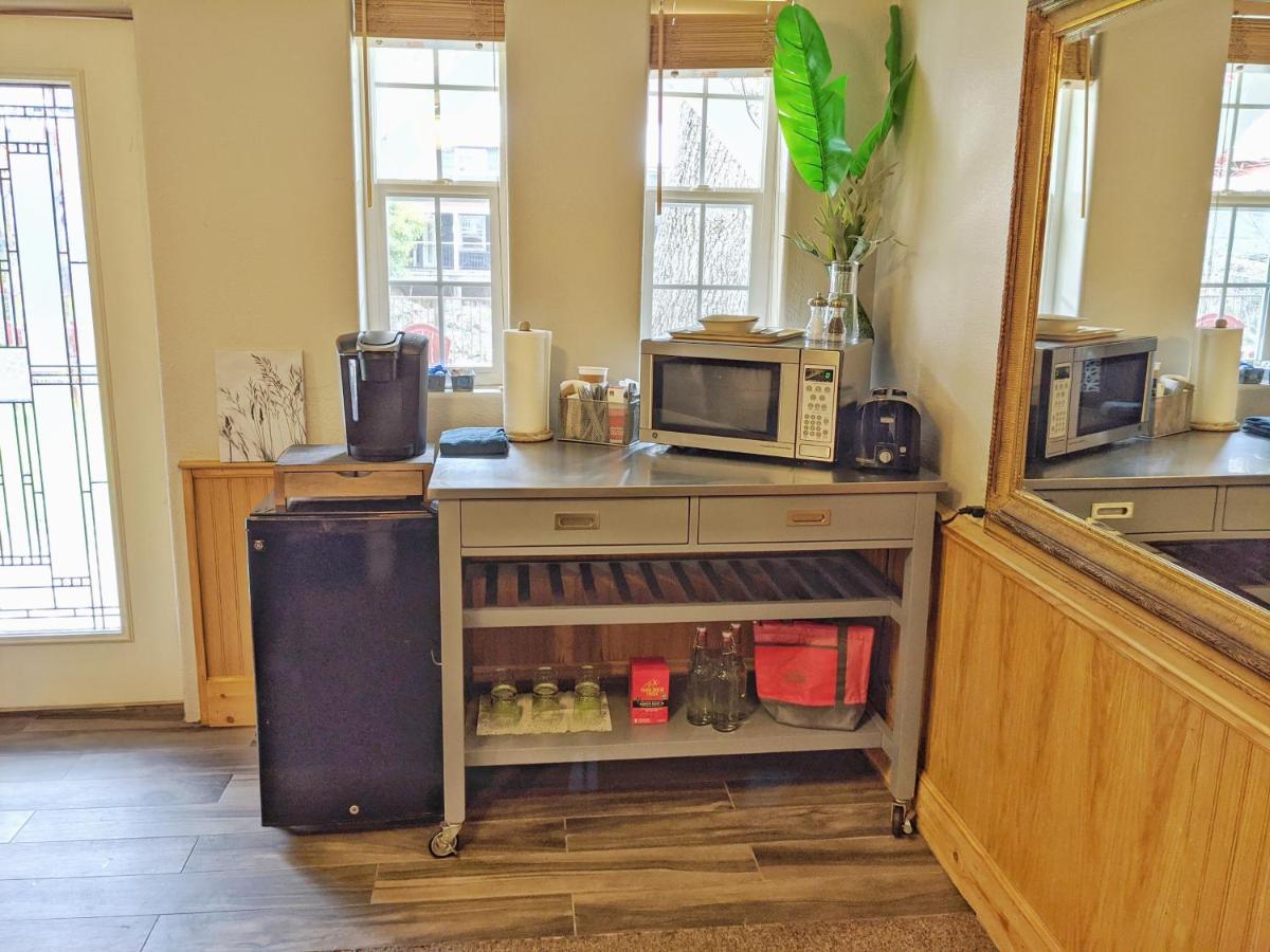 | Carriage House Inn